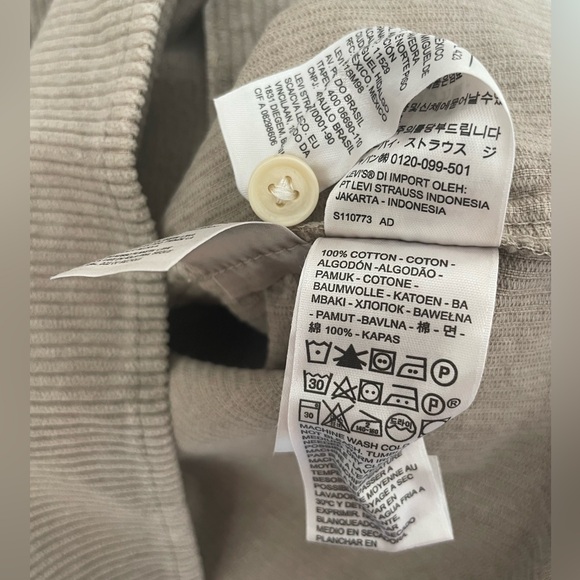 Levi’s relaxed fit button up (Multiple sizes) - Picture 12 of 16